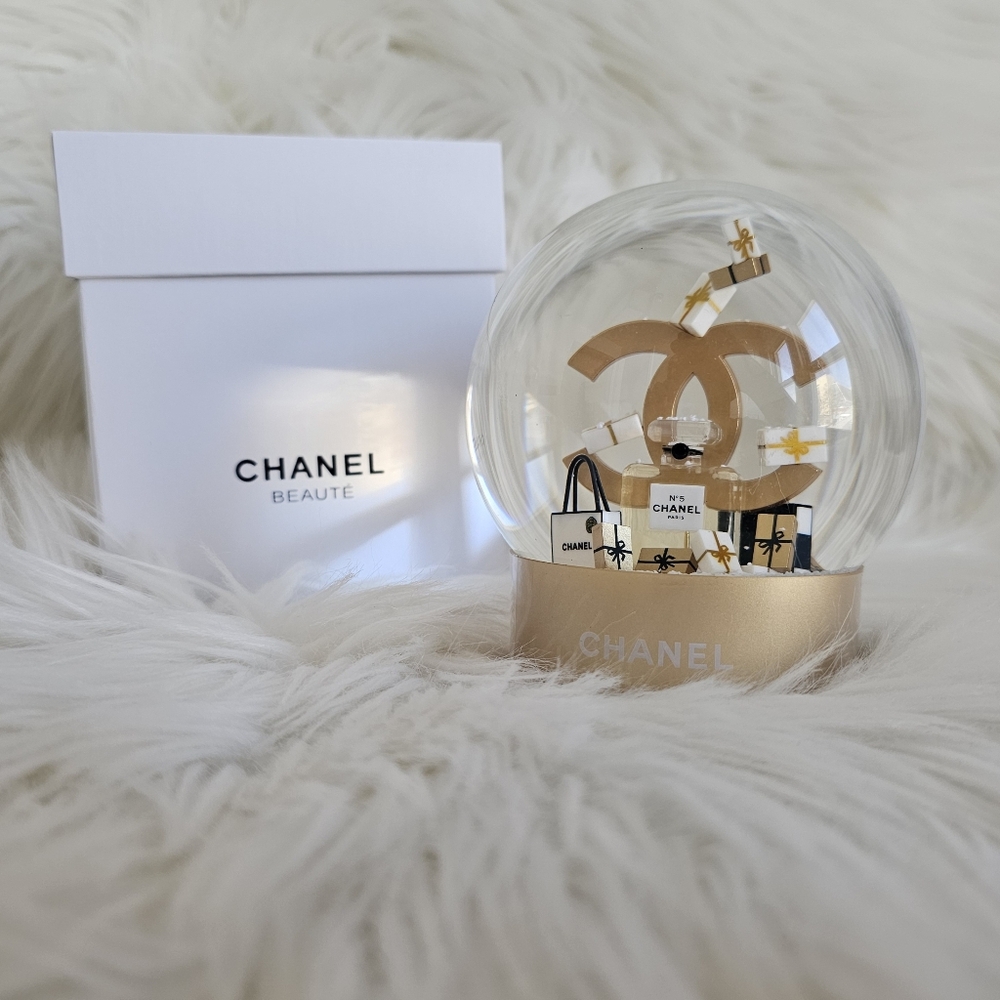 ⚜️ Chanel Snow Globe ⚜️ - Picture 1 of 4